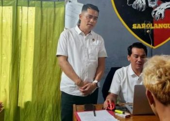 Petugas Unit Reskrim Polsek Sarolangun mengamankan pelaku pengancaman beserta barang bukti berupa senjata tajam jenis celurit, Selasa (20/1/2026).