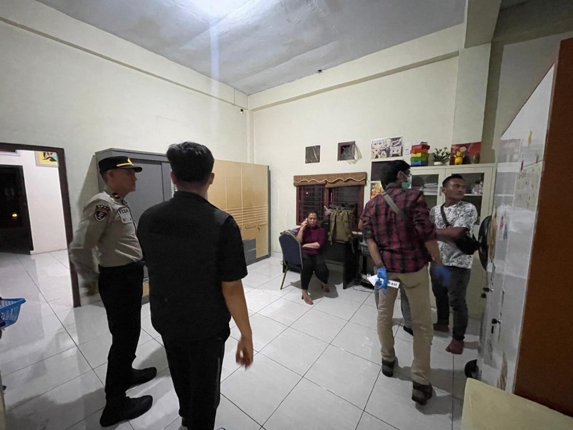 Petugas kepolisian saat melakukan olah TKP di rumah korban di Jalan Bhayangkara, Kelurahan Talang Banjar, Jambi Timur, usai penemuan pria berusia 50 tahun yang ditemukan meninggal dunia di kamar mandi rumahnya, Selasa (13/1/2026) malam. (Dok: Alpin)|