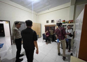 Petugas kepolisian saat melakukan olah TKP di rumah korban di Jalan Bhayangkara, Kelurahan Talang Banjar, Jambi Timur, usai penemuan pria berusia 50 tahun yang ditemukan meninggal dunia di kamar mandi rumahnya, Selasa (13/1/2026) malam. (Dok: Alpin)|
