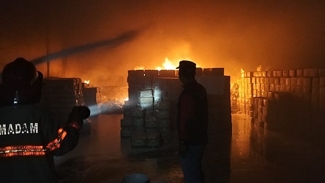 Petugas Damkartan Kota Jambi berjibaku memadamkan kebakaran gudang sembako milik PT Dunia Aneka Usaha di Jalan Dharma Wangsah, Kecamatan Jambi Selatan, Jumat (9/1/2026) malam. (Dok: Alpin)