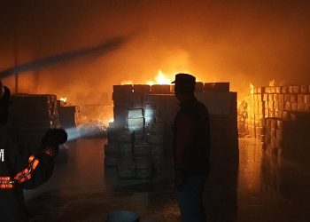 Petugas Damkartan Kota Jambi berjibaku memadamkan kebakaran gudang sembako milik PT Dunia Aneka Usaha di Jalan Dharma Wangsah, Kecamatan Jambi Selatan, Jumat (9/1/2026) malam. (Dok: Alpin)