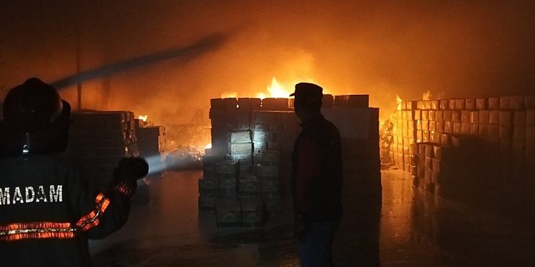 Petugas Damkartan Kota Jambi berjibaku memadamkan kebakaran gudang sembako milik PT Dunia Aneka Usaha di Jalan Dharma Wangsah, Kecamatan Jambi Selatan, Jumat (9/1/2026) malam. (Dok: Alpin)