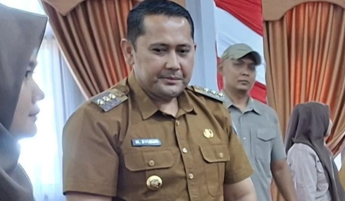 Bupati Merangin H M Syukur didampingi jajaran Pemkab Merangin saat memberikan keterangan terkait perluasan Program Jamkesda Tahun 2026 yang menjamin layanan kesehatan bagi 38.748 warga kurang mampu, Senin (13/1). (Dok:  Rudi)
