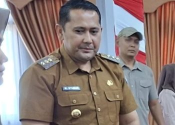 Bupati Merangin H M Syukur didampingi jajaran Pemkab Merangin saat memberikan keterangan terkait perluasan Program Jamkesda Tahun 2026 yang menjamin layanan kesehatan bagi 38.748 warga kurang mampu, Senin (13/1). (Dok:  Rudi)