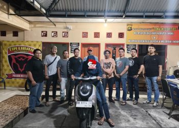 Tim Libas Unit Reskrim Polsek Jelutung menunjukkan barang bukti kasus begal handphone yang menimpa seorang pelajar. (Dok: Alpin)
