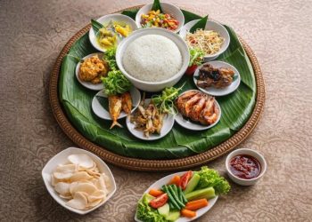 Paket makan siang “Sedulang” khas Bangka Belitung yang disajikan Swiss-Belhotel Jambi di BnB Lounge, menghadirkan konsep makan bersama sarat makna kebersamaan dengan ragam kuliner Nusantara autentik.