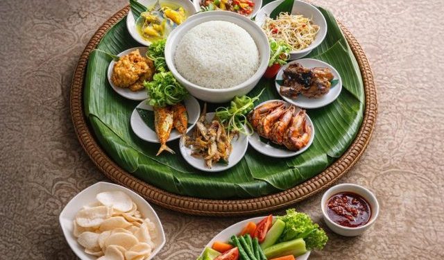 Paket makan siang “Sedulang” khas Bangka Belitung yang disajikan Swiss-Belhotel Jambi di BnB Lounge, menghadirkan konsep makan bersama sarat makna kebersamaan dengan ragam kuliner Nusantara autentik.