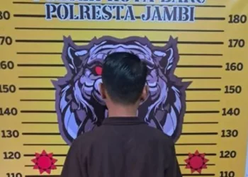 Petugas Polresta Jambi mengamankan tersangka penggelapan uang COD usai pengungkapan kasus penggelapan dalam jabatan yang merugikan perusahaan hingga Rp171 juta. (DOk: Alpin)