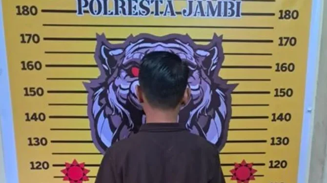 Petugas Polresta Jambi mengamankan tersangka penggelapan uang COD usai pengungkapan kasus penggelapan dalam jabatan yang merugikan perusahaan hingga Rp171 juta. (DOk: Alpin)