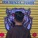 Petugas Polresta Jambi mengamankan tersangka penggelapan uang COD usai pengungkapan kasus penggelapan dalam jabatan yang merugikan perusahaan hingga Rp171 juta. (DOk: Alpin)