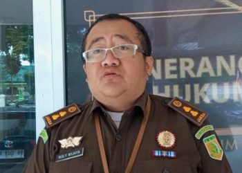 Kepala Seksi Penerangan Hukum Kejaksaan Tinggi Jambi memberikan keterangan terkait perkembangan penyidikan dugaan korupsi pembebasan lahan Pelabuhan Ujung Jabung, Kamis (29/1/2026). (Dok: Alpin)