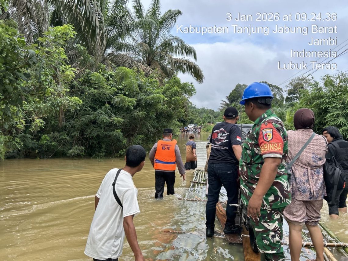 Banjir merendam ruas Jalan Lintas Timur dan permukiman warga di Kabupaten Tanjung Jabung Barat, Jambi, akibat curah hujan tinggi. (Dok: Rahmat)