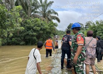 Banjir merendam ruas Jalan Lintas Timur dan permukiman warga di Kabupaten Tanjung Jabung Barat, Jambi, akibat curah hujan tinggi. (Dok: Rahmat)