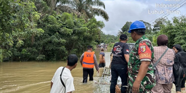Banjir merendam ruas Jalan Lintas Timur dan permukiman warga di Kabupaten Tanjung Jabung Barat, Jambi, akibat curah hujan tinggi. (Dok: Rahmat)