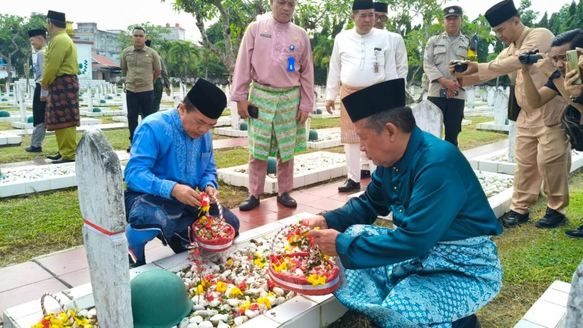 Gubernur Jambi Al Haris bersama Wakil Gubernur Abdullah Sani dan jajaran Pemprov Jambi menabur bunga saat ziarah ke Taman Makam Pahlawan Satria Bhakti, Kota Jambi, dalam rangka peringatan HUT ke-69 Provinsi Jambi, Senin (05/01/2026). (Dok: Rudi)