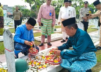 Gubernur Jambi Al Haris bersama Wakil Gubernur Abdullah Sani dan jajaran Pemprov Jambi menabur bunga saat ziarah ke Taman Makam Pahlawan Satria Bhakti, Kota Jambi, dalam rangka peringatan HUT ke-69 Provinsi Jambi, Senin (05/01/2026). (Dok: Rudi)