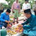 Gubernur Jambi Al Haris bersama Wakil Gubernur Abdullah Sani dan jajaran Pemprov Jambi menabur bunga saat ziarah ke Taman Makam Pahlawan Satria Bhakti, Kota Jambi, dalam rangka peringatan HUT ke-69 Provinsi Jambi, Senin (05/01/2026). (Dok: Rudi)