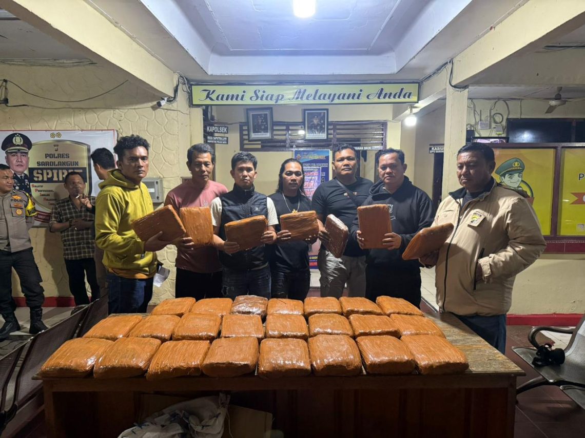 Petugas Polres Sarolangun menunjukkan barang bukti ganja seberat 42 kilogram hasil pengungkapan jaringan peredaran narkotika lintas provinsi Pekanbaru–Lampung, Jumat (9/1/2026). (Dok: Alpin)