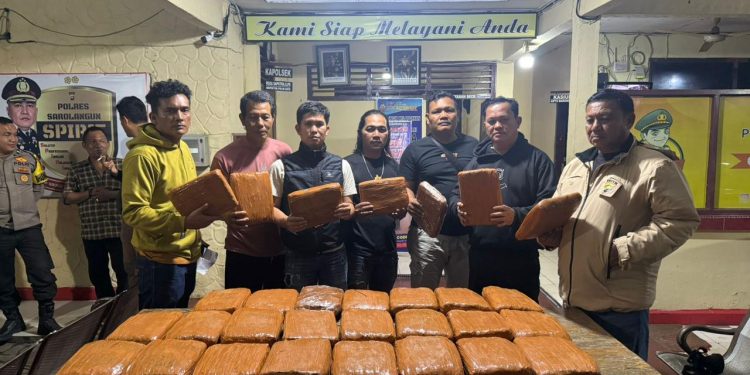 Petugas Polres Sarolangun menunjukkan barang bukti ganja seberat 42 kilogram hasil pengungkapan jaringan peredaran narkotika lintas provinsi Pekanbaru–Lampung, Jumat (9/1/2026). (Dok: Alpin)