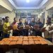 Petugas Polres Sarolangun menunjukkan barang bukti ganja seberat 42 kilogram hasil pengungkapan jaringan peredaran narkotika lintas provinsi Pekanbaru–Lampung, Jumat (9/1/2026). (Dok: Alpin)