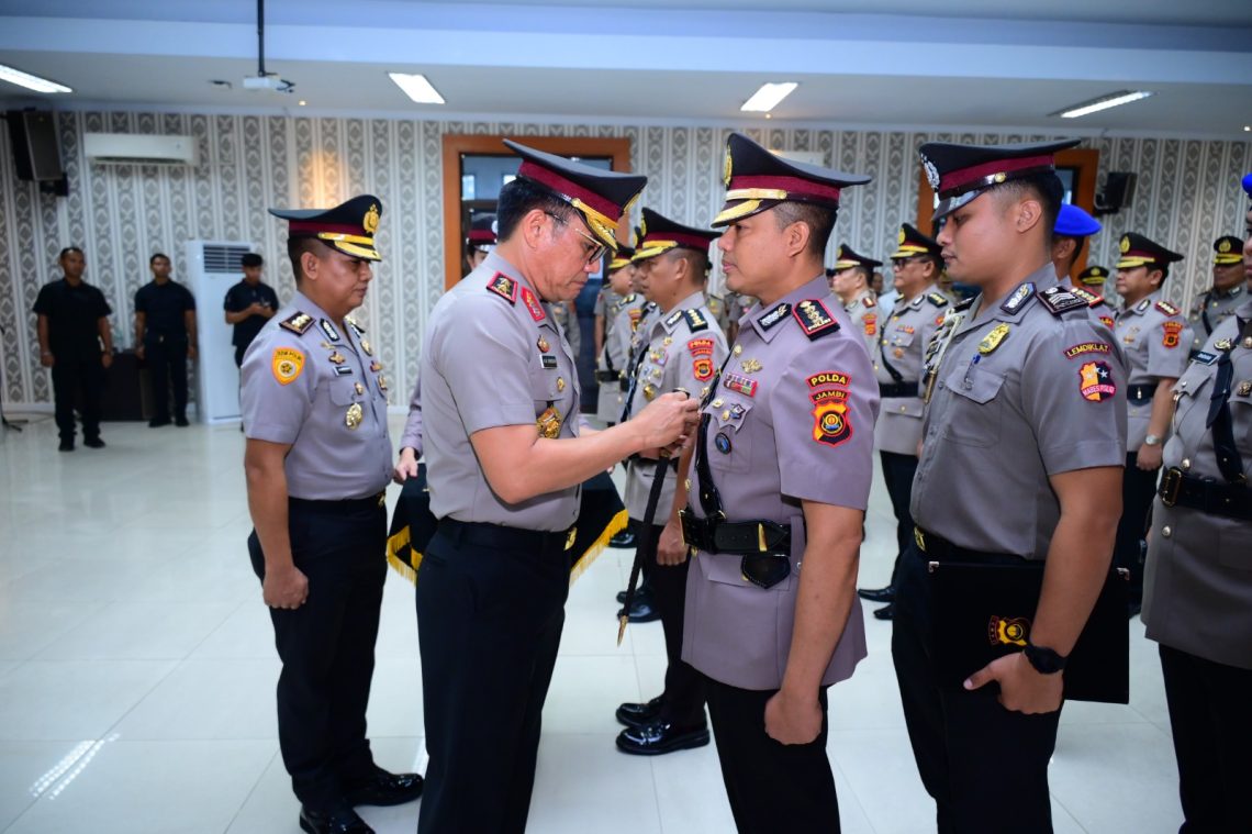 Kapolda Jambi Irjen Pol. Krisno H. Siregar memimpin upacara serah terima jabatan sejumlah Pejabat Utama dan Kapolres jajaran di Aula Lantai IV Gedung Polda Jambi, Jumat (9/1/2026). (Dok: Alpin)