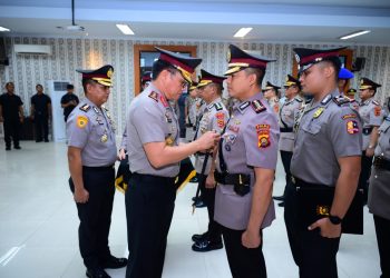 Kapolda Jambi Irjen Pol. Krisno H. Siregar memimpin upacara serah terima jabatan sejumlah Pejabat Utama dan Kapolres jajaran di Aula Lantai IV Gedung Polda Jambi, Jumat (9/1/2026). (Dok: Alpin)
