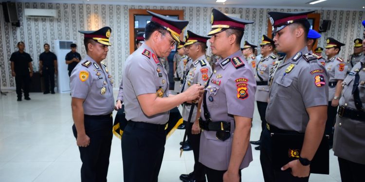 Kapolda Jambi Irjen Pol. Krisno H. Siregar memimpin upacara serah terima jabatan sejumlah Pejabat Utama dan Kapolres jajaran di Aula Lantai IV Gedung Polda Jambi, Jumat (9/1/2026). (Dok: Alpin)