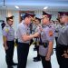 Kapolda Jambi Irjen Pol. Krisno H. Siregar memimpin upacara serah terima jabatan sejumlah Pejabat Utama dan Kapolres jajaran di Aula Lantai IV Gedung Polda Jambi, Jumat (9/1/2026). (Dok: Alpin)