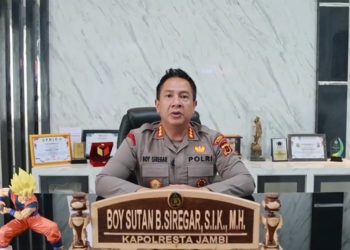 Kapolresta Jambi Kombes Pol Boy Sutan Binanga Siregar, S.I.K., M.H. menyampaikan pernyataan keprihatinan terkait insiden pertikaian guru dan murid, serta menegaskan komitmen Polri dalam menjaga kondusivitas dan keamanan lingkungan pendidikan di wilayah hukum Polresta Jambi. (Dok: Alpin)