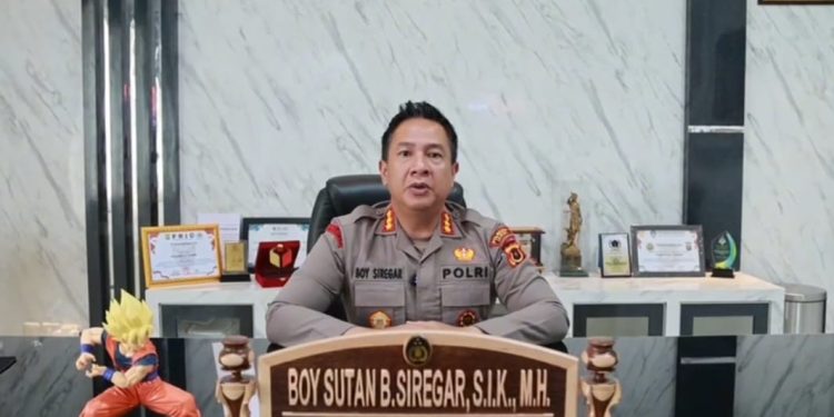 Kapolresta Jambi Kombes Pol Boy Sutan Binanga Siregar, S.I.K., M.H. menyampaikan pernyataan keprihatinan terkait insiden pertikaian guru dan murid, serta menegaskan komitmen Polri dalam menjaga kondusivitas dan keamanan lingkungan pendidikan di wilayah hukum Polresta Jambi. (Dok: Alpin)