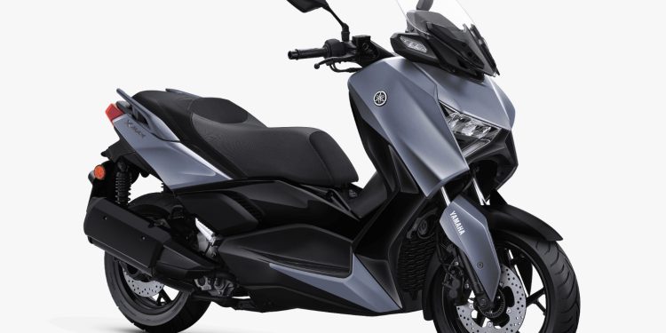 Yamaha XMAX Connected tampil semakin premium dengan varian warna baru Metallic Blue dan Ceramic Grey. Skutik 250cc andalan Yamaha ini dipasarkan mulai Rp 66 jutaan OTR Jambi. (Dok:Yamaha DDS Jambi)