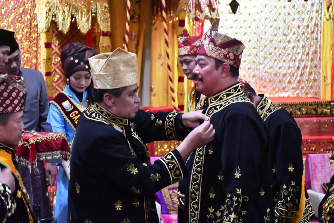 Kajati Jambi Sugeng Hariadi saat menerima gelar adat Melayu Jambi. (Dok: Penkum Kejati Jambi)