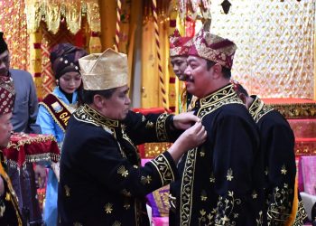 Kajati Jambi Sugeng Hariadi saat menerima gelar adat Melayu Jambi. (Dok: Penkum Kejati Jambi)
