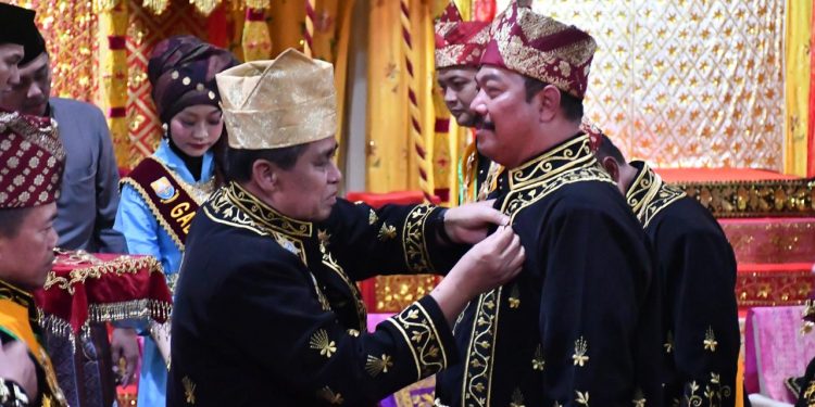 Kajati Jambi Sugeng Hariadi saat menerima gelar adat Melayu Jambi. (Dok: Penkum Kejati Jambi)