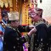 Kajati Jambi Sugeng Hariadi saat menerima gelar adat Melayu Jambi. (Dok: Penkum Kejati Jambi)