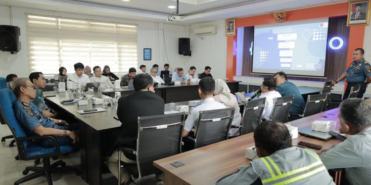 PT Pelabuhan Indonesia (Persero) Regional 2 Jambi menerapkan sistem Single Truck Identification Data (STID) terintegrasi Inaportnet di Gate Terminal Petikemas Pelabuhan Talang Duku. (Dok: Rudi)