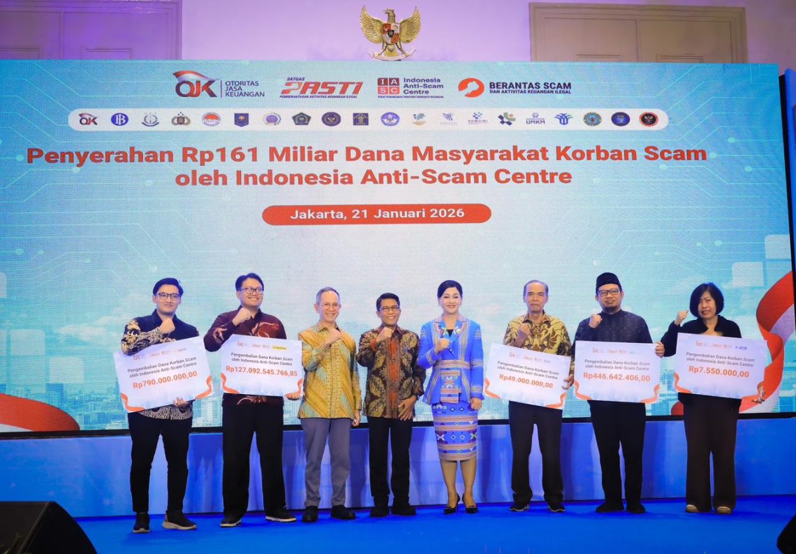 Ketua Dewan Komisioner OJK Mahendra Siregar bersama Ketua Komisi XI DPR RI Mokhamad Misbakhun dan jajaran Satgas PASTI saat penyerahan simbolis pengembalian dana korban penipuan digital oleh Indonesia Anti-Scam Centre (IASC) di Jakarta. (Dok: OJK)