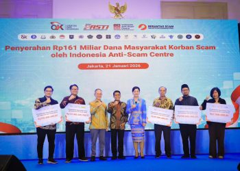 Ketua Dewan Komisioner OJK Mahendra Siregar bersama Ketua Komisi XI DPR RI Mokhamad Misbakhun dan jajaran Satgas PASTI saat penyerahan simbolis pengembalian dana korban penipuan digital oleh Indonesia Anti-Scam Centre (IASC) di Jakarta. (Dok: OJK)
