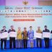 Ketua Dewan Komisioner OJK Mahendra Siregar bersama Ketua Komisi XI DPR RI Mokhamad Misbakhun dan jajaran Satgas PASTI saat penyerahan simbolis pengembalian dana korban penipuan digital oleh Indonesia Anti-Scam Centre (IASC) di Jakarta. (Dok: OJK)