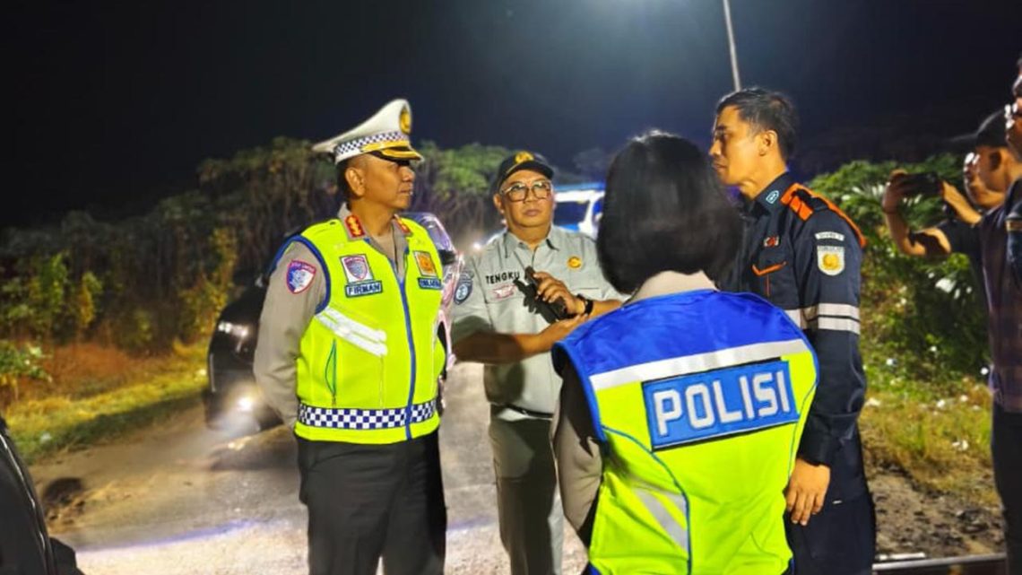 Petugas gabungan kepolisian dan instansi terkait melakukan penanganan di lokasi kecelakaan kereta api dan minibus di Kota Tebing Tinggi, Sumatra Utara, Rabu (21/1/2026).(Dok. Humas JR Jambi)