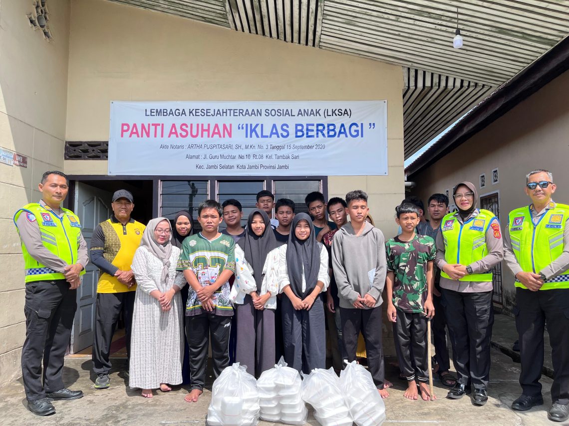 Personel Ditlantas Polda Jambi melalui Subdit Kamsel membagikan paket makanan kepada masyarakat dan panti asuhan dalam kegiatan Jumat Berkah, Jumat (23/01/2026). (Dok: Alpin)
