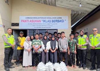 Personel Ditlantas Polda Jambi melalui Subdit Kamsel membagikan paket makanan kepada masyarakat dan panti asuhan dalam kegiatan Jumat Berkah, Jumat (23/01/2026). (Dok: Alpin)