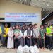 Personel Ditlantas Polda Jambi melalui Subdit Kamsel membagikan paket makanan kepada masyarakat dan panti asuhan dalam kegiatan Jumat Berkah, Jumat (23/01/2026). (Dok: Alpin)