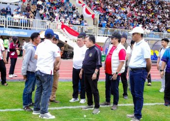 Tampak Gubernur Jambi Al Haris Bersama Kadis PU Muzakir Berbincang di lapangan Stadion Swarna Bhumi (Dok: Rudi)