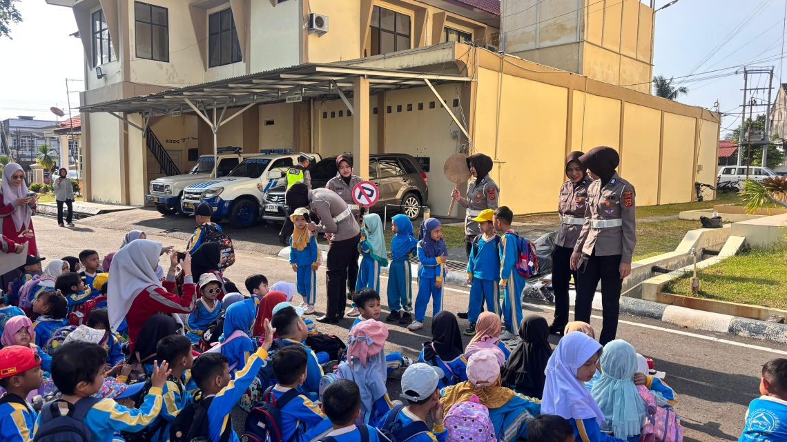 Personel Satlantas Polresta Jambi bersama anak-anak TK Al-Fatih Kids saat kegiatan Polisi Sahabat Anak di Kantor Polresta Jambi, Rabu (28/1/2026). (Dok: Alpin)
