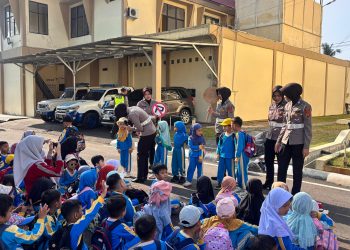 Personel Satlantas Polresta Jambi bersama anak-anak TK Al-Fatih Kids saat kegiatan Polisi Sahabat Anak di Kantor Polresta Jambi, Rabu (28/1/2026). (Dok: Alpin)