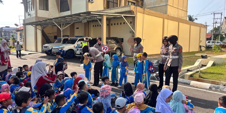 Personel Satlantas Polresta Jambi bersama anak-anak TK Al-Fatih Kids saat kegiatan Polisi Sahabat Anak di Kantor Polresta Jambi, Rabu (28/1/2026). (Dok: Alpin)