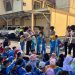 Personel Satlantas Polresta Jambi bersama anak-anak TK Al-Fatih Kids saat kegiatan Polisi Sahabat Anak di Kantor Polresta Jambi, Rabu (28/1/2026). (Dok: Alpin)