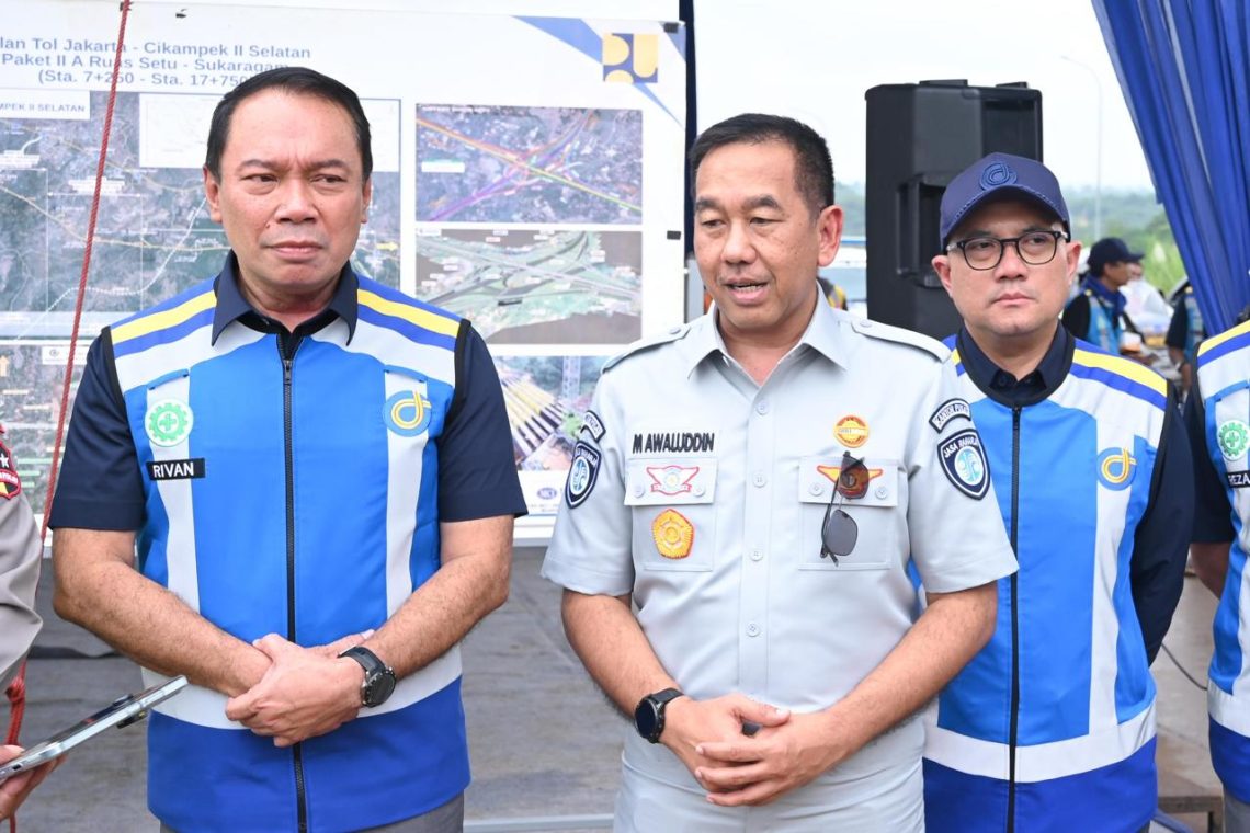 Direktur Utama Jasa Raharja bersama Kakorlantas Polri dan jajaran Jasa Marga saat meninjau kesiapan Tol Jakarta–Cikampek II Selatan sebagai jalur alternatif menghadapi arus mudik dan arus balik Idulfitri 2026. (Dok. Humas JR Jambi)