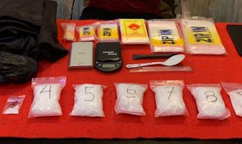 Petugas Satresnarkoba Polresta Jambi menunjukkan barang bukti sabu seberat 615,7 gram yang diamankan dari seorang pengedar berinisial RP (34), Senin (12/1). (Dok: Alpin)